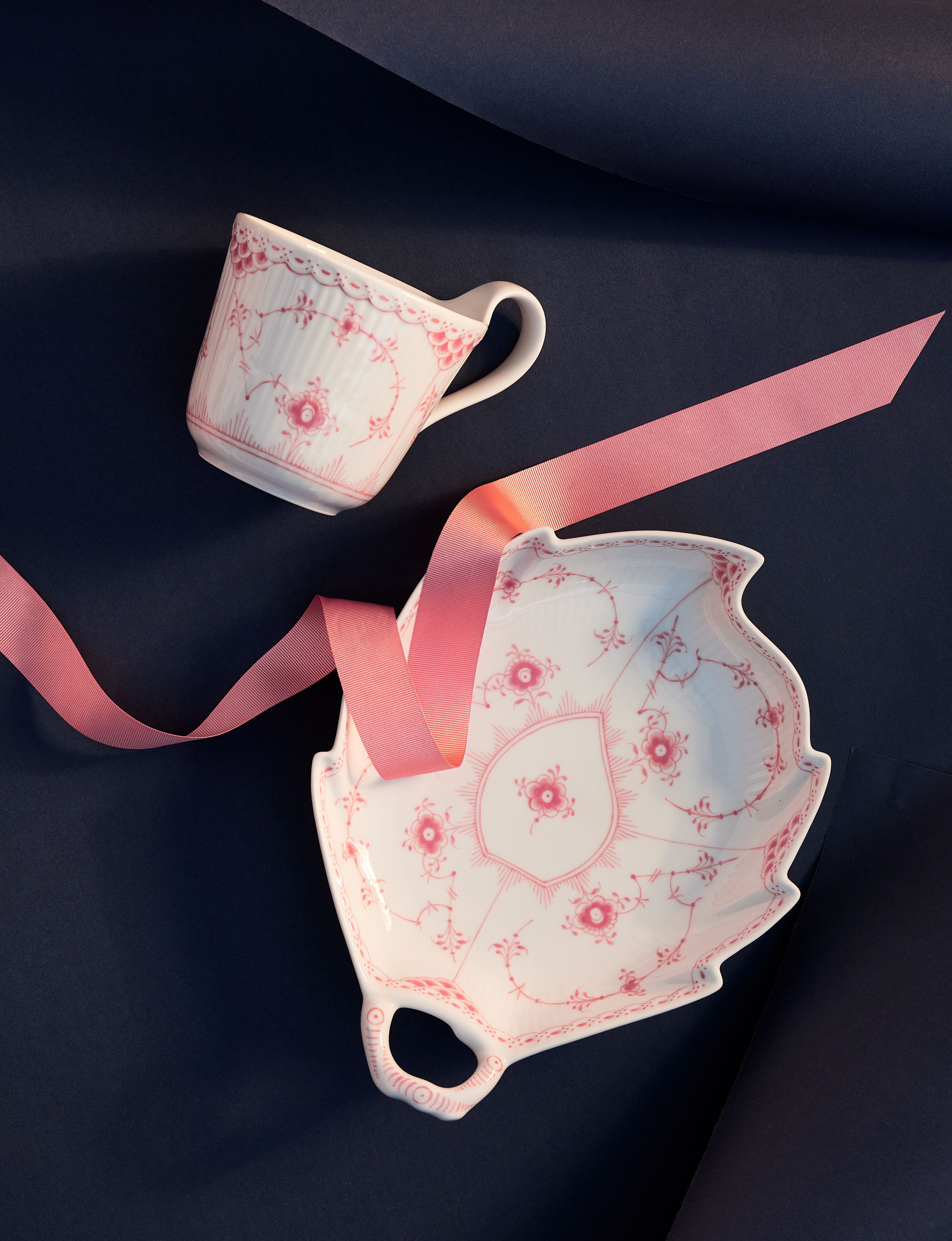 ロイヤル コペンハーゲンのテーブルウェアにコーラルカラーの