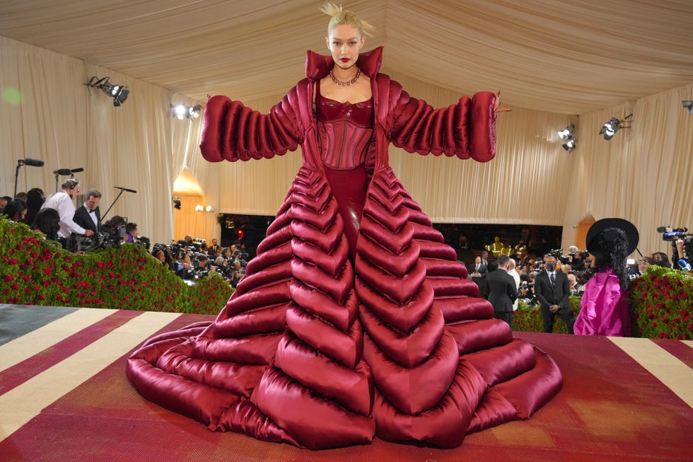gigi hadid, en una foto de la met gala 2022