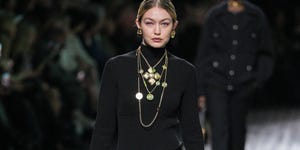 gigi hadid chanel vestito nero midi foto news