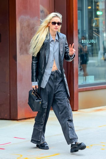 gigi hadid loopt op straat in een casual outfit