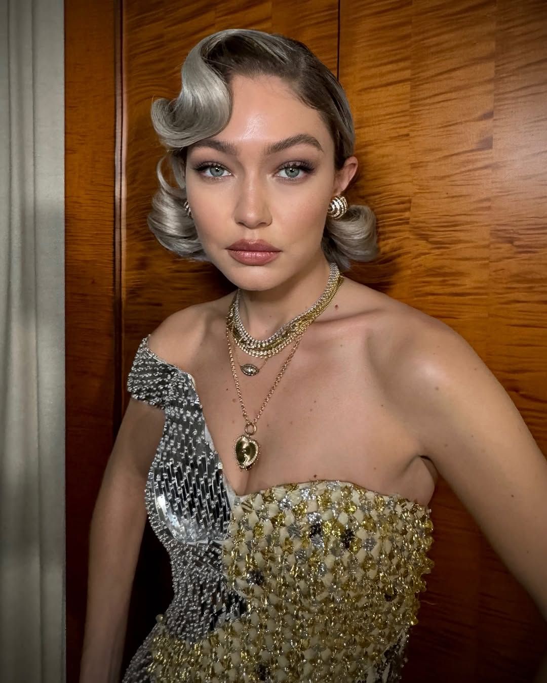 1 - Il nuovo biondo argentato di Gigi Hadid