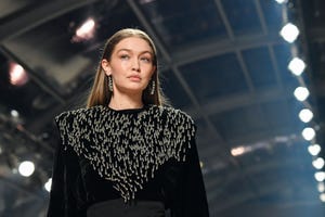 Así se lleva en invierno el sombrero 'bucket hat' que arrasó en verano  (palabra de Gigi Hadid)