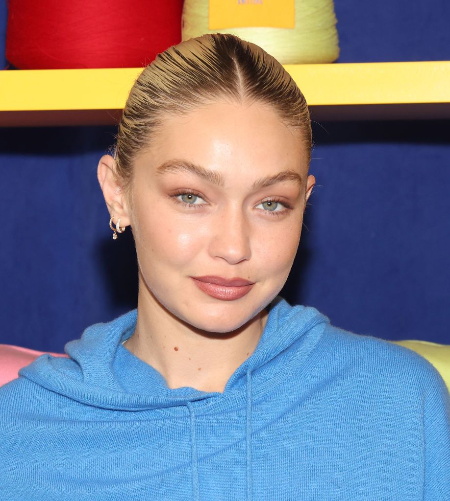 La foto de Gigi Hadid desnuda tapándose con una bufanda