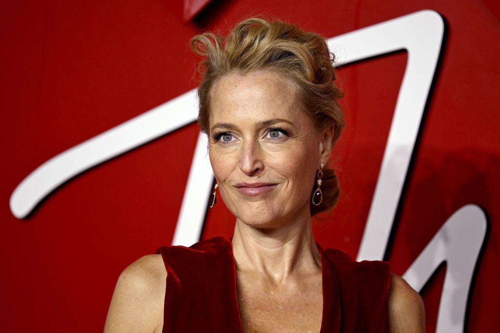 Gillian Anderson, De 55 Años, Con Vestido Rojo De Escote Infinito