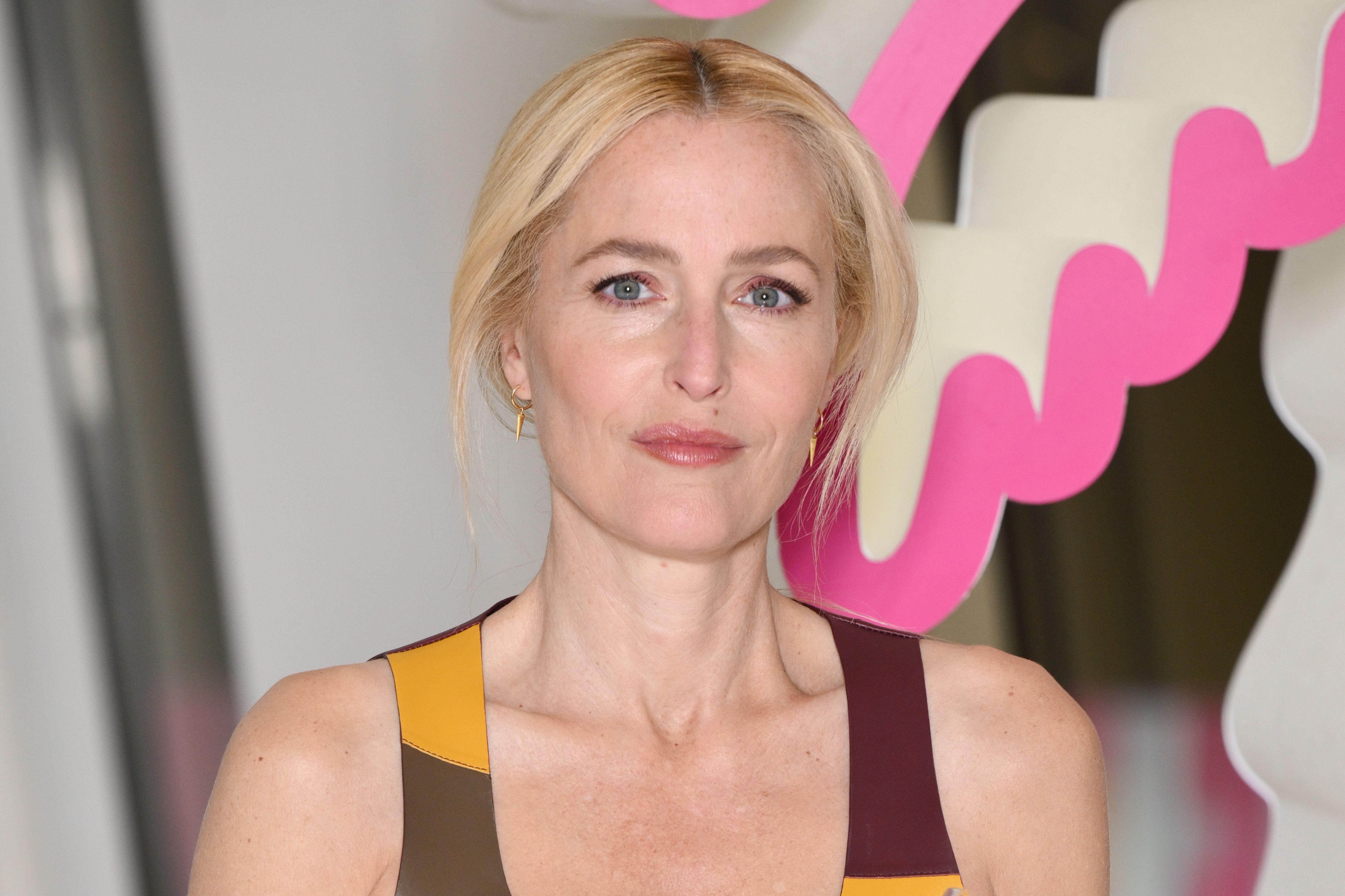 Gillian Anderson, de 55 años, con vestido rojo de escote infinito