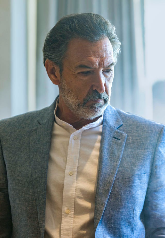 ¿quién mató a sara ginés garcía millán as césar in ¿quién mató a sara cr paulina camposnetflix © 2022