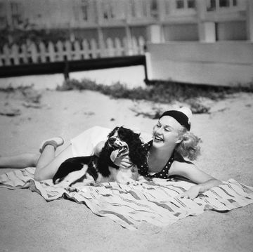 ginger rogers en la playa con su perro 1936