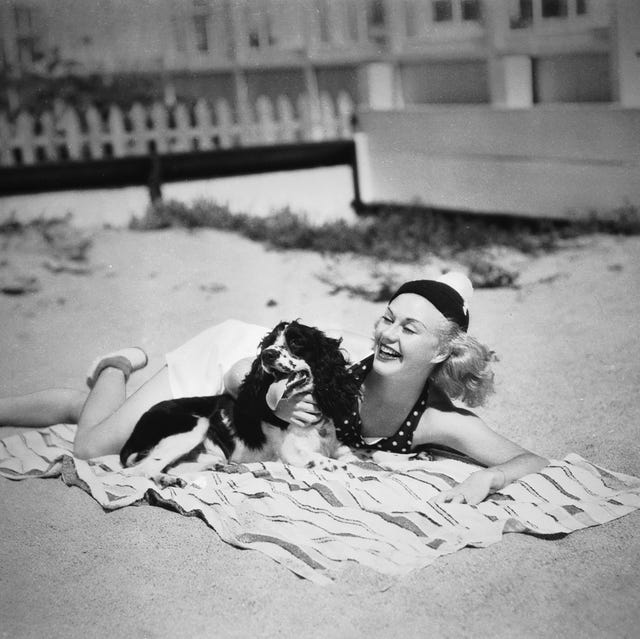 ginger rogers en la playa con su perro 1936