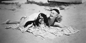 ginger rogers en la playa con su perro 1936
