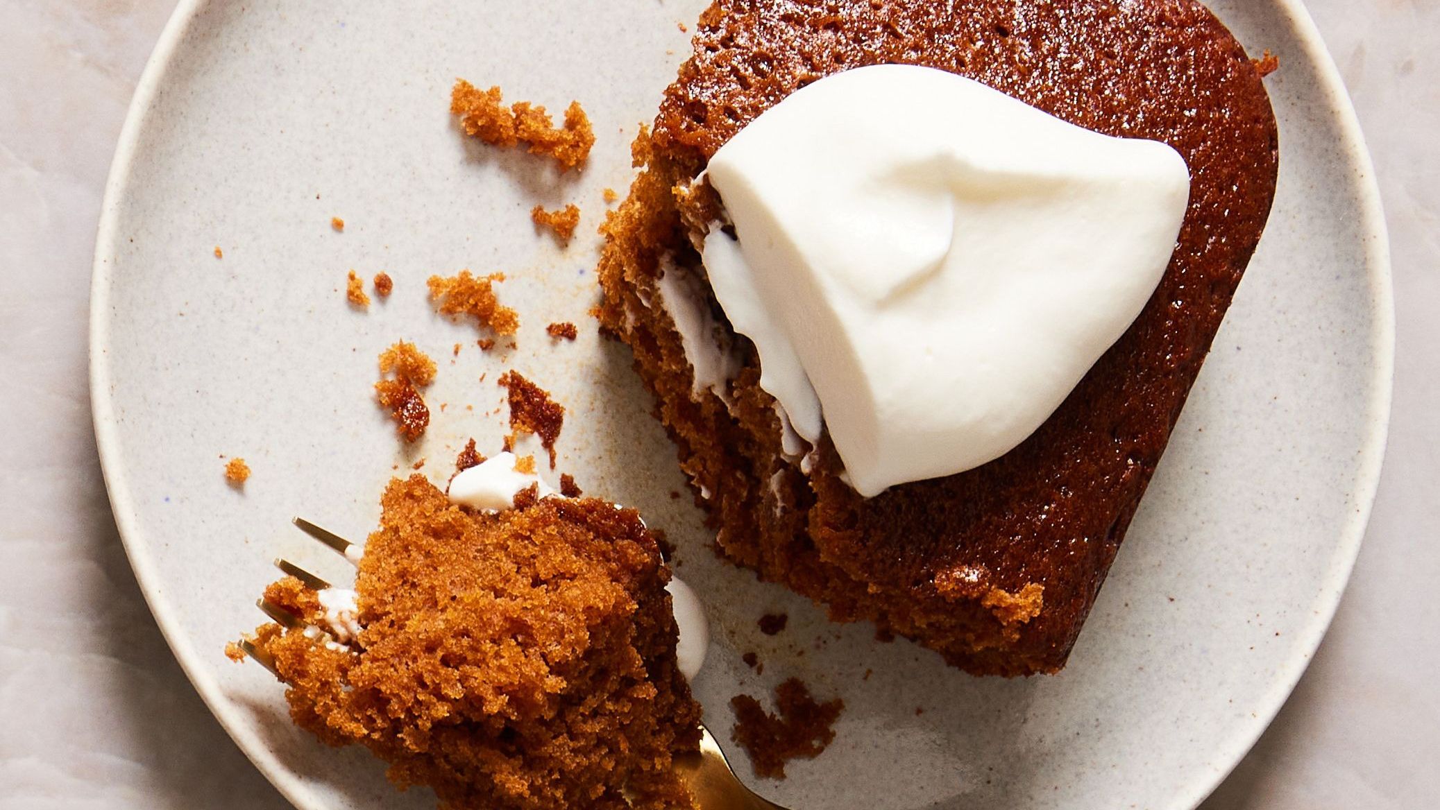 Gingerbread cake recipe with caramel biscuit icing