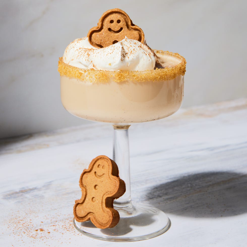 gingerbread martini with whipped cream, cinnamon and gingerbread