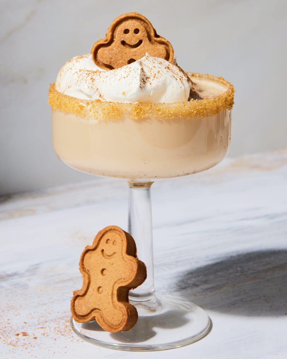 gingerbread martini with whipped cream, cinnamon and gingerbread
