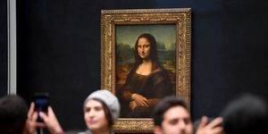Oggi c'è chi dice che La Gioconda andrebbe spostata da Louvre: troppe code, foto e selfie