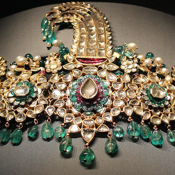Jewellery, Fashion accessory, Gold, Emerald, Body jewelry, Necklace, Gemstone, Diamond, Metal, 
