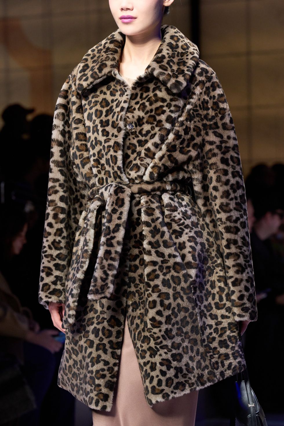 abrigo de leopardo tendencia del invierno