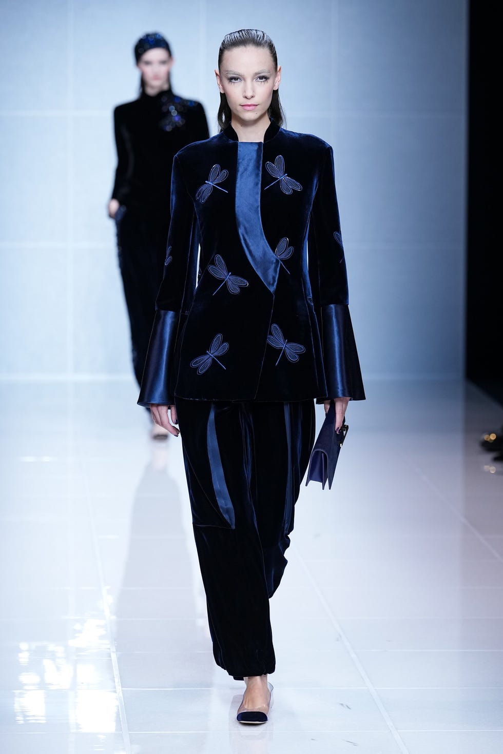 Come vestirsi eleganti i look donna di Armani Moda 2025