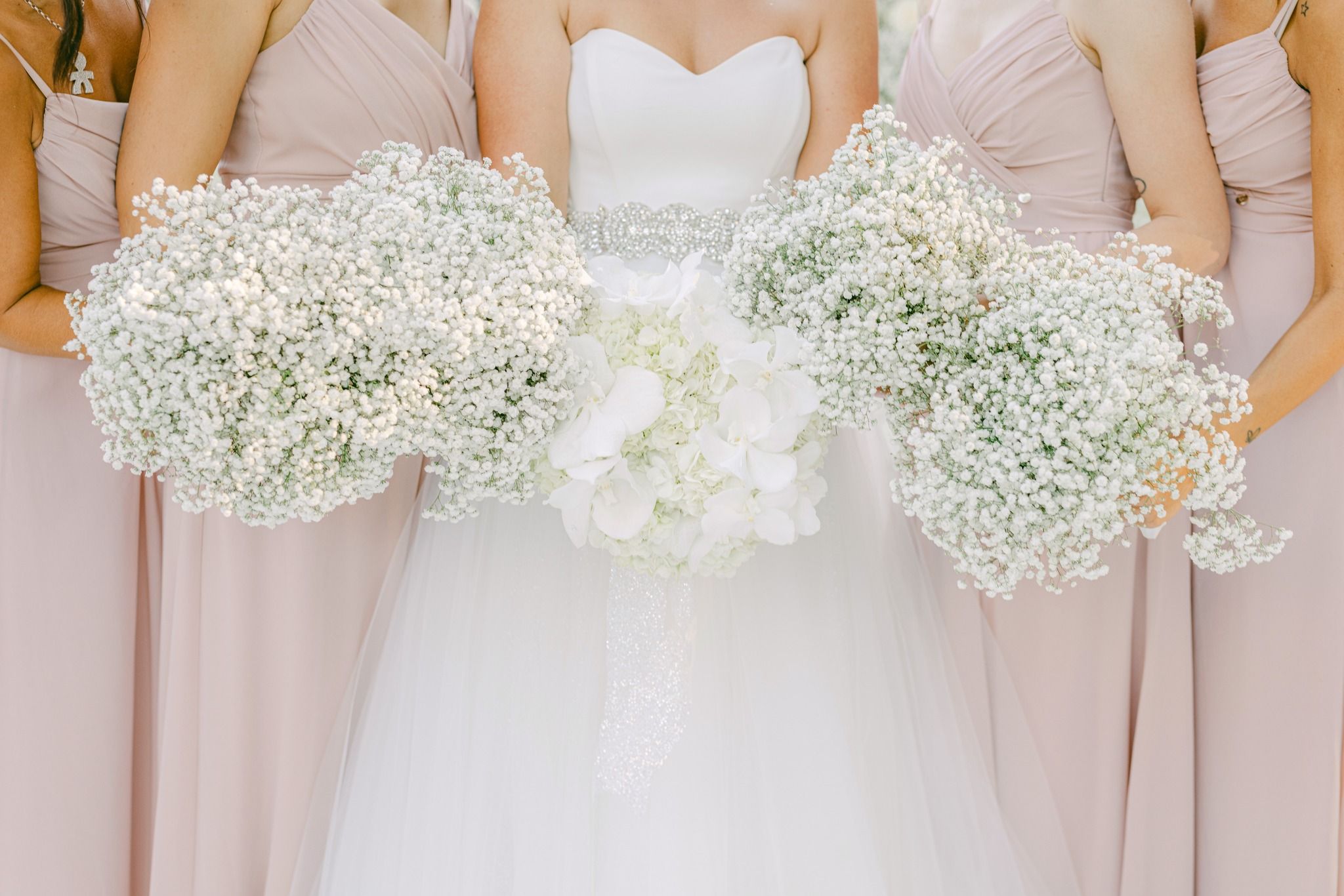 Il bouquet della sposa: un accessorio da indossare, un vezzo da esibire, il  prezioso complemento di un outfit indimenticabile