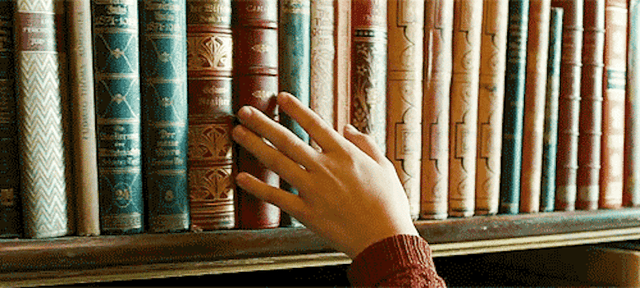 Mano acariciando los libros
