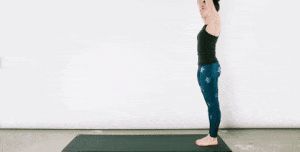 vrouw in sportkleding op matje doet pilates oefening