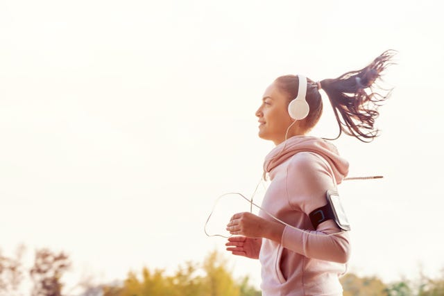 Girl is runing on the city  and listening the music