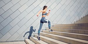 vrouw in sportkleding rent een trap op