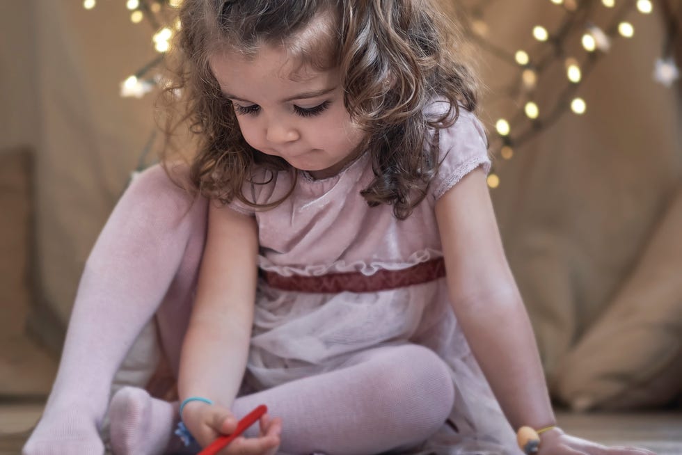 niña con tablet sentada en el suelo