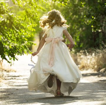 nina de comunion corriendo