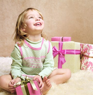 niña sentada con regalos