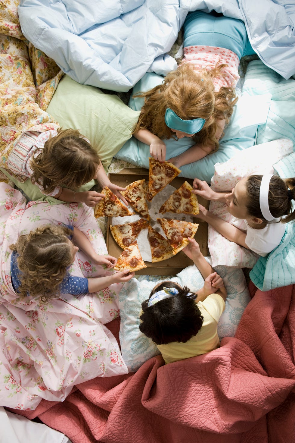 kids birthday party ideas - girls at a sleepover