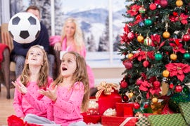 niñas abriendo balón de los regalos de navidad