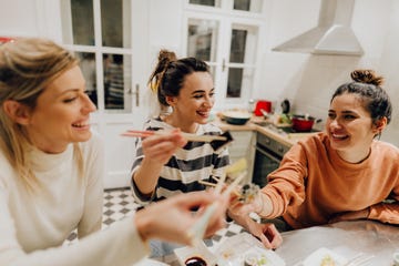 unas chicas disfrutan de una cena entre amigas y comen sushi
