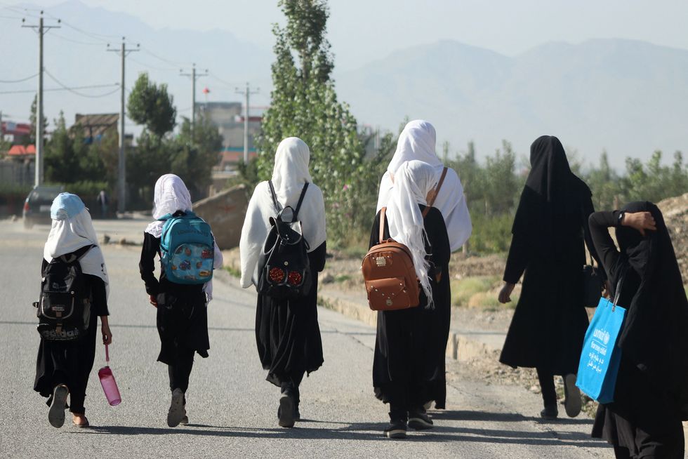 chicas afganas de camino a la escuela