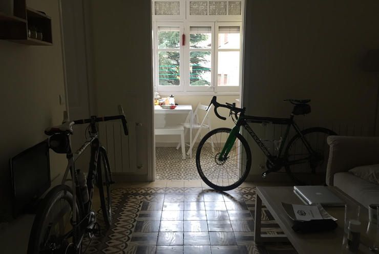 Bicycle wheel, Bicycle, Bicycle accessory, Room, Property, Floor, Vehicle, Flooring, Building, House, 