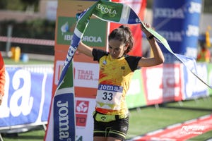 gisela carrión levanta la cinta de meta en el campeonato de españa de trail por federaciones