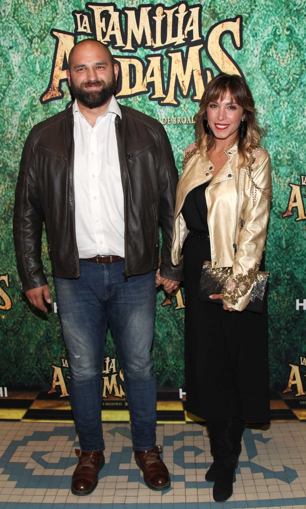 Gisela y su novio, José Ángel Ortega, en el estreno de 'La familia Addams' en Barcelona