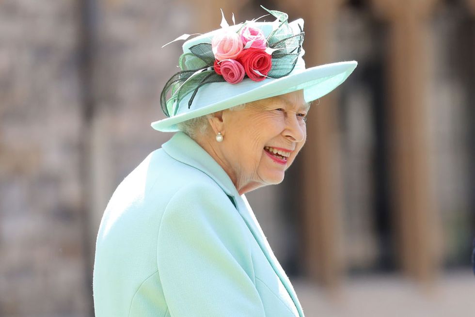 windsor, england   july 17 queen elizabeth ii talks captain sir thomas moore and his family after awarding him with the insignia of knight bachelor at windsor castle on july 17, 2020 in windsor, england british world war ii veteran captain tom moore raised over £32 million for the nhs during the coronavirus pandemic  photo by chris jacksongetty images