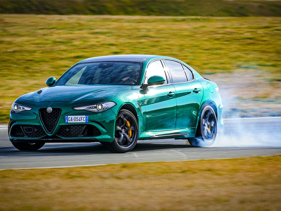dræbe indvirkning Indkøbscenter 2025 Alfa Romeo Giulia Quadrifoglio Will Be a 1000-HP EV Monster