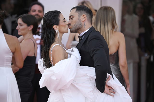 giulia salemi e pierpaolo pretelli sul red carpet di venezia