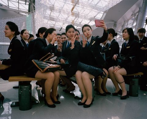 Stewardessen poseren voor selfies in New Songdo ZuidKorea