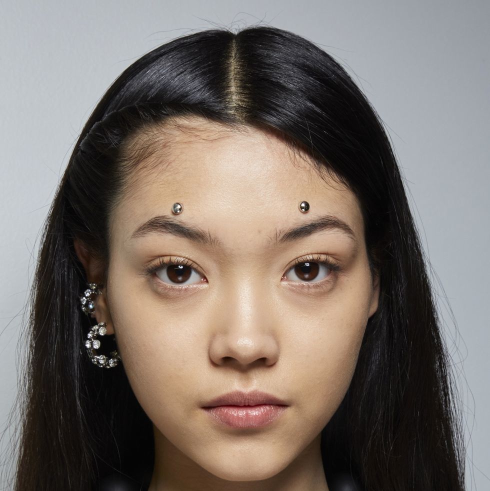 Make-up: strass, brillantini e gioielli si applicano sul viso e sugli occhi