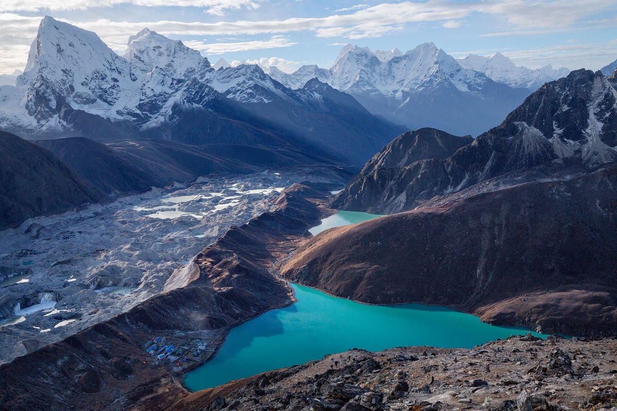 Het Nepalese dorpGokyo ligt aan eenmeer dat ten delewordt gevoed doordeNgozumpagletsjermaar het dorp looptgeen direct gevaardoor overstromingAndere Himalayadorpen worden welbedreigd door steedsvollere gletsjermeren