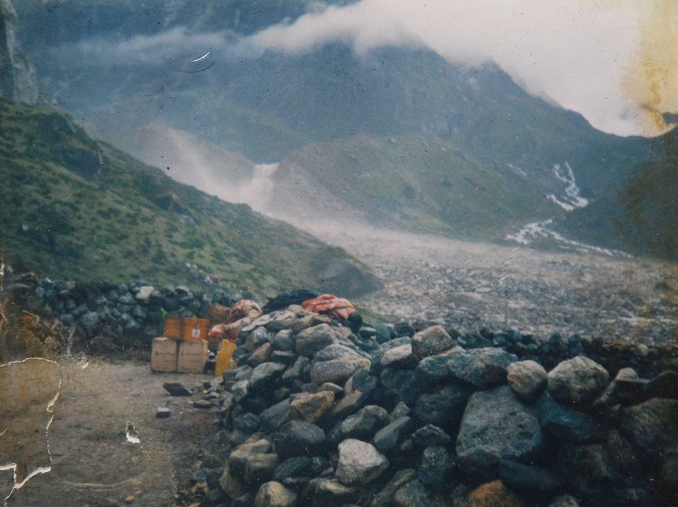 Lhakpa Gyaljen Sherpa in het Nepalidorp Kothe nam deze foto van de doorbraak van een gletsjermeer op 3 september 1998 Mensen hoorden een hard geluid en zagen een gigantische witte wolk zei hij Twee mensen kwamen om het leven en bruggen en huizen werden verwoest