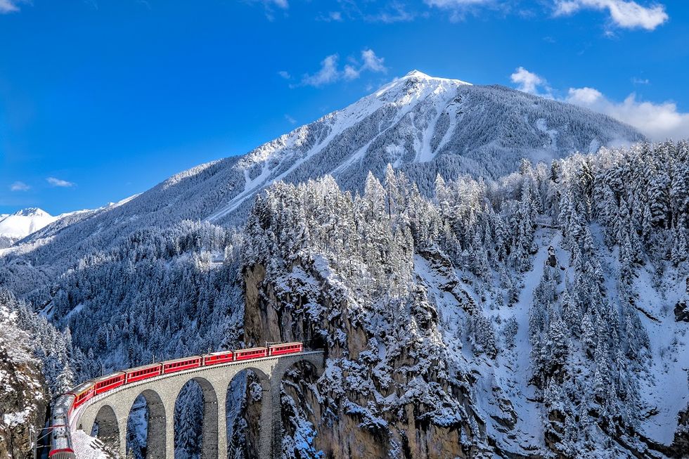 El Glacier Express es el tren que recorre los Alpes suizos entre entre Zermatt y St. Moritz