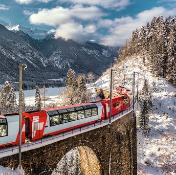 glacier express auf dem schmittenviadukt, graubuenden