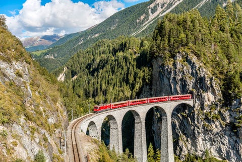 De Glacier Express destilleert het Alpengevoel tot acht reisuren vol besneeuwde bergen Alpenweiden en pittoreske bergdorpjes tussen Zermatt en Sankt Moritz in Zwitserland