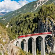 De Glacier Expressboemelt over het Landwasserviadukt in de Zwitserse Alpen een van de vele hoogtepunten tijdens een fantastische treinreis door Zwitserland