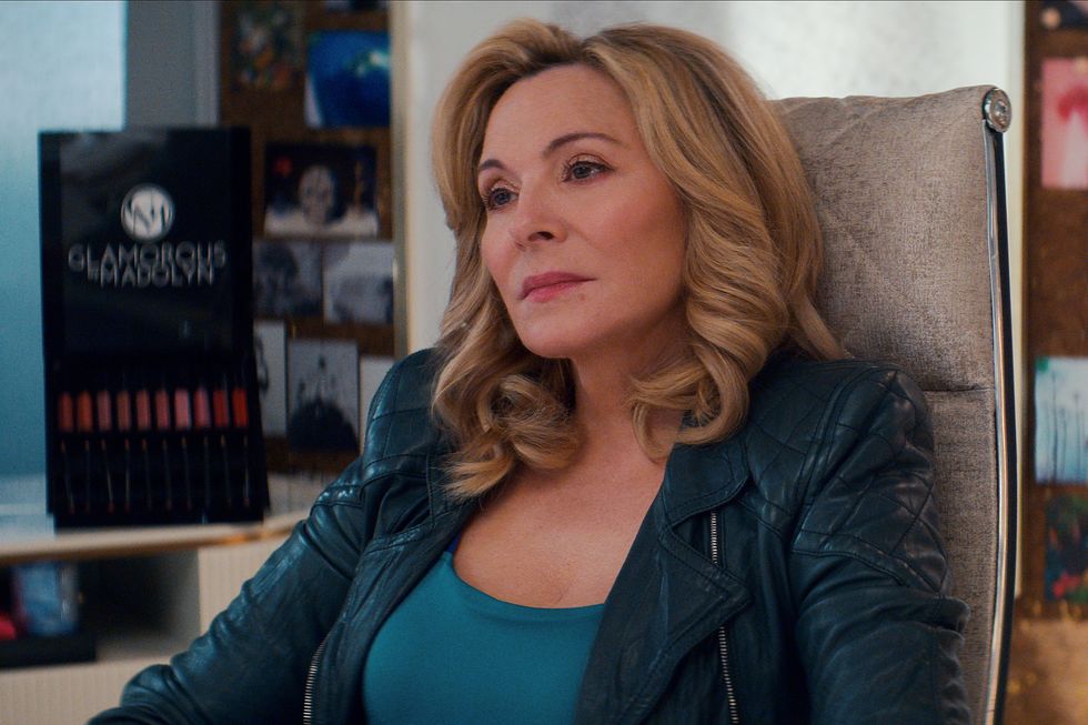 glamorous kim cattrall as madolyn in episode 110 of glamorous cr courtesy of netflix © 2023