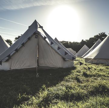 meerdere tenten op een festivalterrein