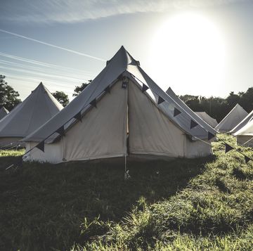 meerdere tenten op een festivalterrein
