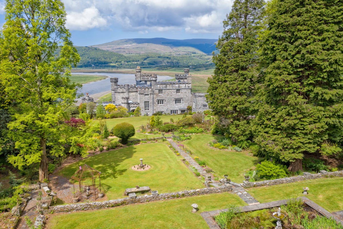 Glandyfi Castle For Sale In Wales With 10 Bedrooms